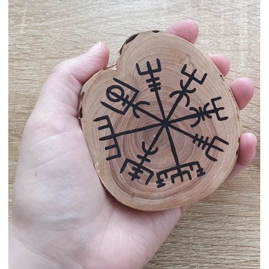 Vegvisir - graveeritud õunapuust kettale