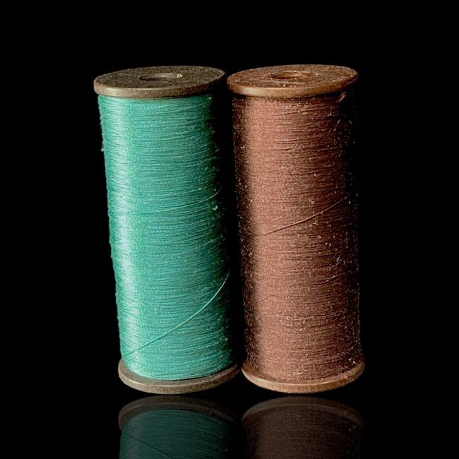 Kaks suurt rulli siidiniiti roheline ja pruun Kaks suurt rulli siidiniiti roheline ja pruun