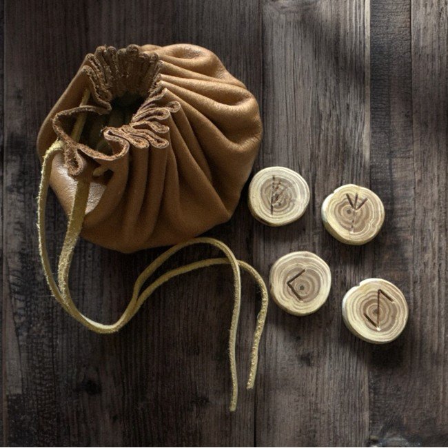 Jugapuust ruunid nahast kotis  - Galder