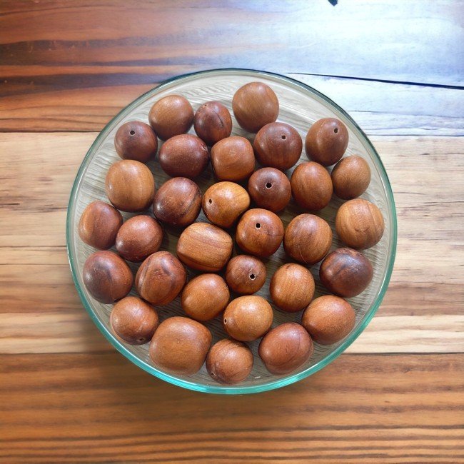 Õunapuu puidust  helmed M suurus -läbimõõduga 14 -16 mm - 40tk Õunapuu puidust  helmed M suurus -läbimõõduga 14 -16 mm - 40tk