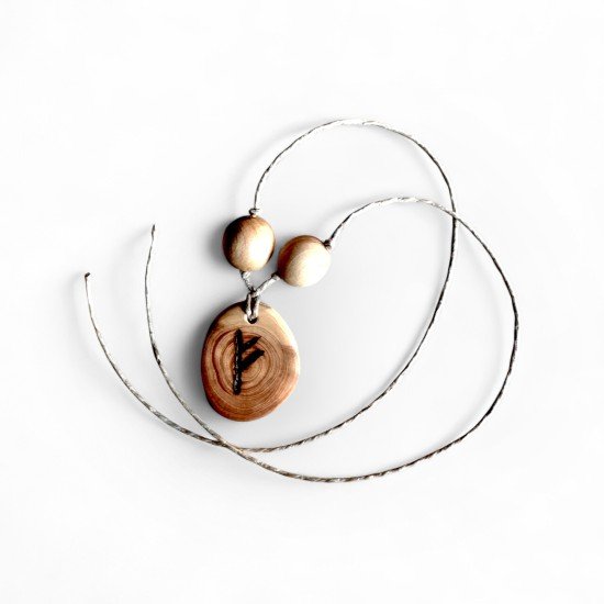 Kadakapuust käsitööna valmistatud ruuniamulett Fehu